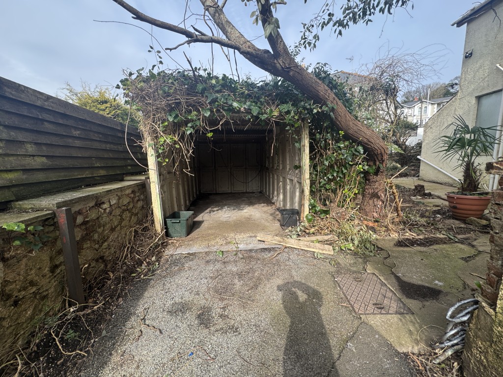 Lot: 40 - SEMI-DETACHED VICTORIAN HOUSE FOR IMPROVEMENT AND REPAIR - Garage